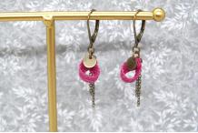 Boucles d'oreilles laiton bronze et dentelle Goutte Fushia