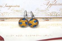 Boucles d'oreilles acier argenté et cabochon Wax jaune et bleu