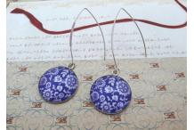 Boucles d'oreilles laiton argenté et cabochon Bleu fleurs balnches